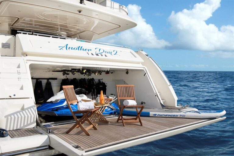 94' Ferretti Tampa Luxury Yacht Rentals